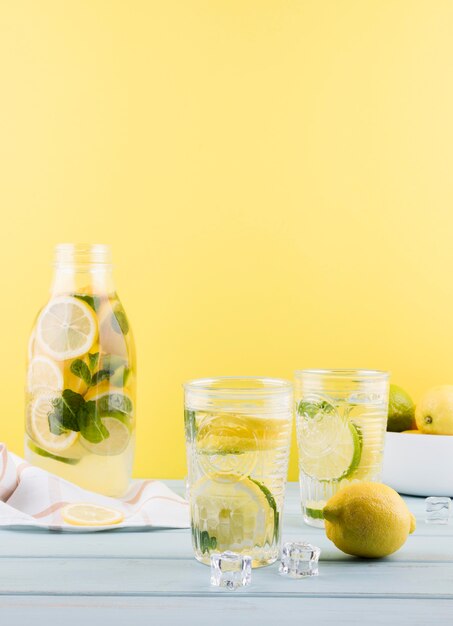 Heerlijke zelfgemaakte limonade klaar om te worden geserveerd