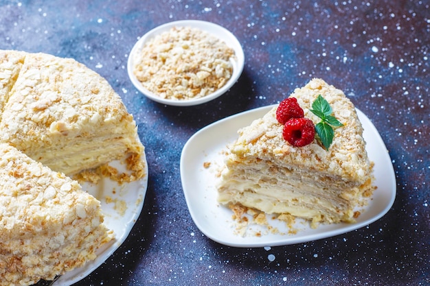 Gratis foto heerlijke zelfgemaakte napoleoncake, bovenaanzicht