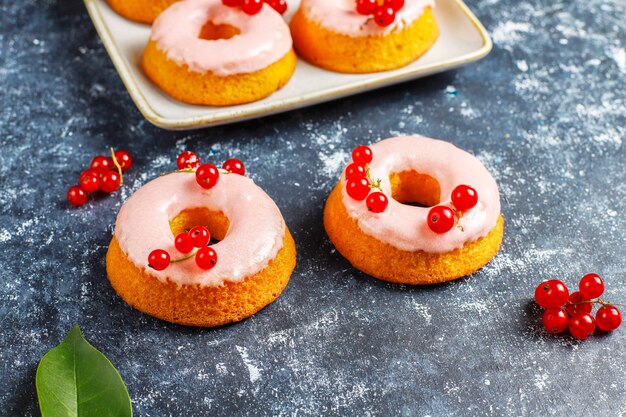 Heerlijke zelfgemaakte rode bes glazuur donuts.