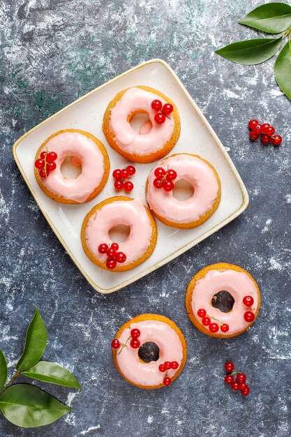 Heerlijke zelfgemaakte rode bes glazuur donuts.