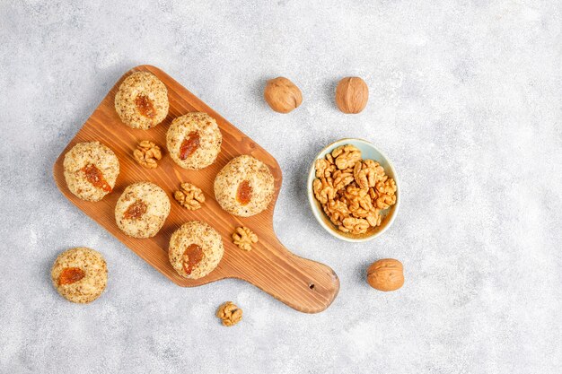 Heerlijke zelfgemaakte walnoot- en jamkoekjes.