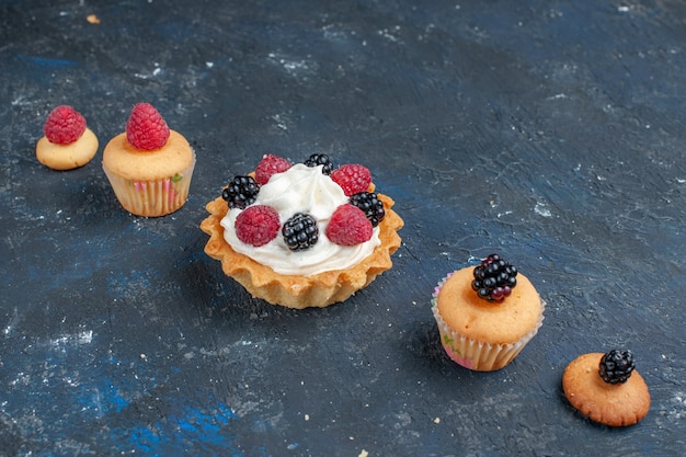 heerlijke zoete cake met verschillende bessen en lekkere room op donkergrijze, fruit bessen kleur cake biscuit zoete bak