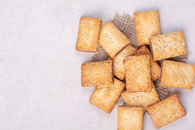 Heerlijke zoete crackers op zak op witte achtergrond. hoge kwaliteit foto