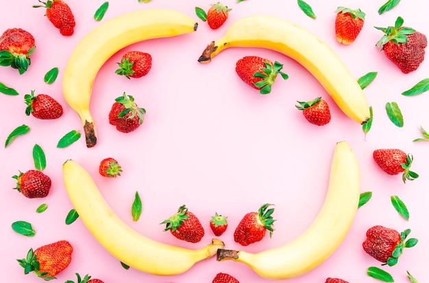 Heerlijke zomerfruit en bessen op gekleurd oppervlak