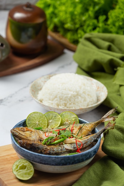 Heet en kruidig makreel versierd met Thaise voedselingrediënten