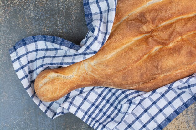 Heet zelfgemaakt brood op gestreept tafelkleed.