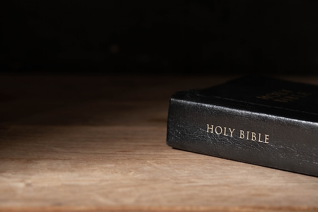 Heilige Bijbel op een houten tafel