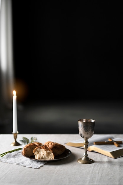 Heilige communie concept met eucharistie en bijbel