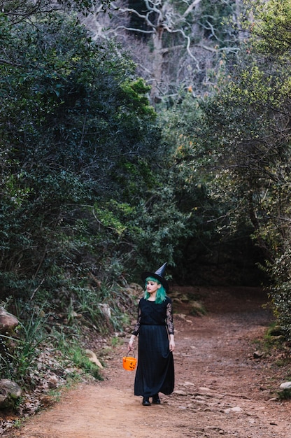 Heksenmeisje in spookachtige bossen