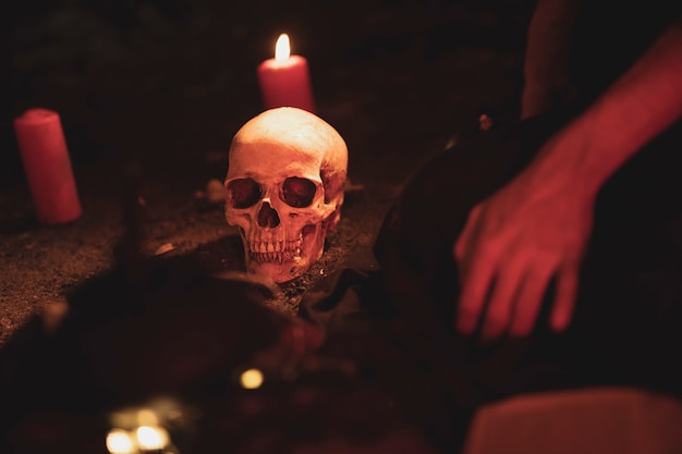 Hekserijregeling met schedel en kaarsen