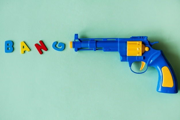 Helder en kleurrijk plastic stuk speelgoed kanon