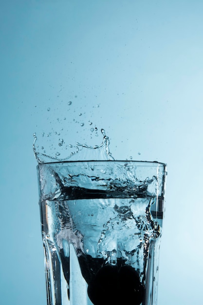 Gratis foto helder glas met opspattend water