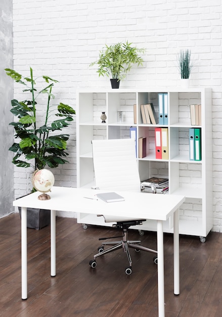 Gratis foto helder modern minimalistisch bureau