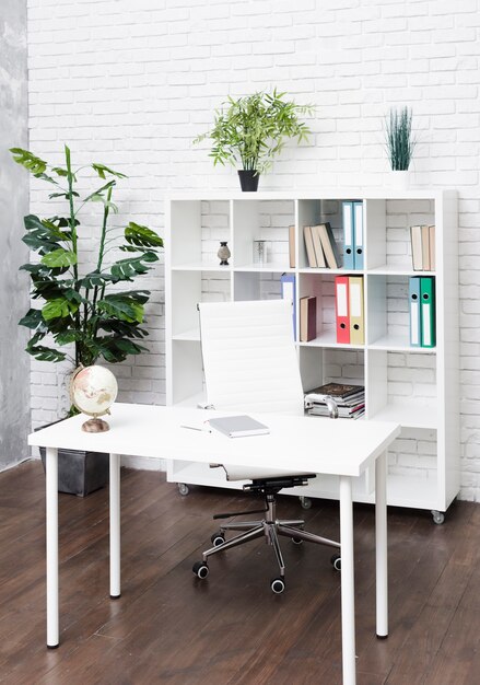 Helder modern minimalistisch bureau