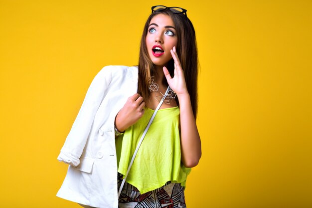 Helder positief mode portret van mooie jonge vrouw, stijlvolle trendy neon outfit, smart casual, leuke emoties, kleur pop