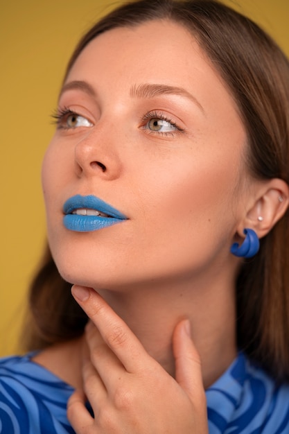 Gratis foto helderblauwe lippen portret met kopieerruimte