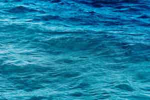 Gratis foto helderblauwe oceaan met gladde golfachtergrond