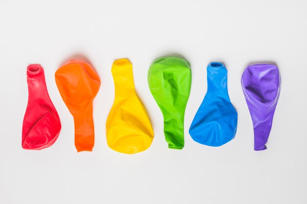 Heldere ballonnen in LGBT-kleuren