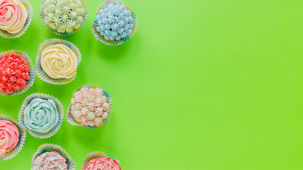 Heldere cupcakes in arrangement