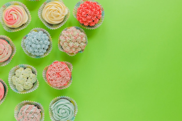 Heldere cupcakes op groen