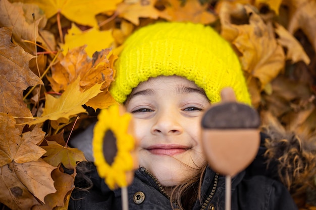 Heldere herfstpeperkoek in de handen van een kind