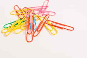 Gratis foto heldere paperclips op wit