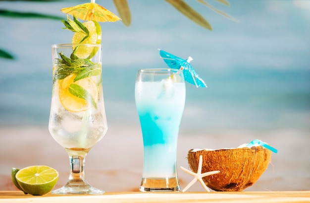 Heldere paraplu versierde cocktails limoen en kokosmelk met rietje