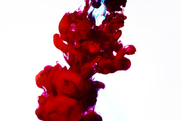 Heldere rode druppel inkt onder water