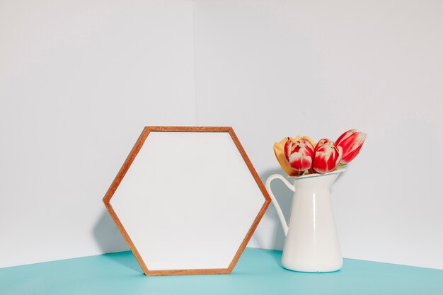 Heldere tulpen dichtbij hexagon kader