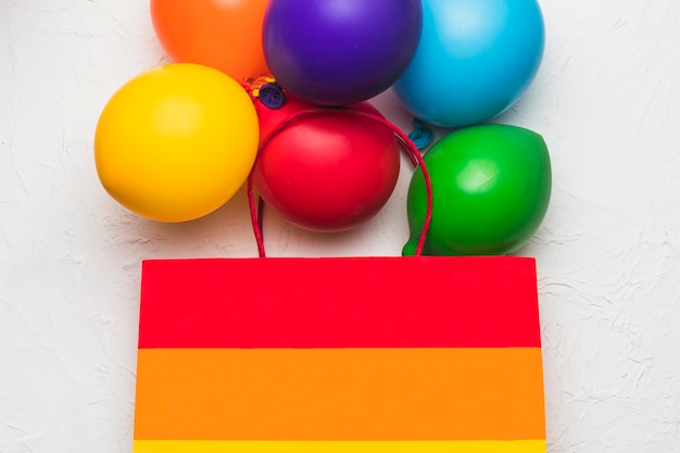 Heldere zak en glanzende ballonnen in LGBT-kleuren