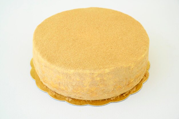Hele achtlaagse honingcake Russische cake Medovik met walnoten en biscuit bedekt met honing