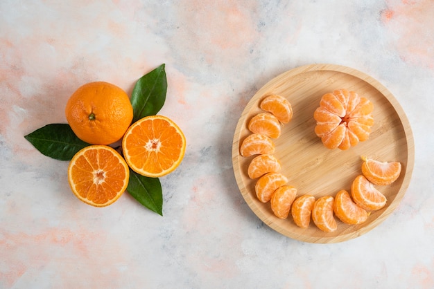 Hele en gepelde mandarijnen van clementine