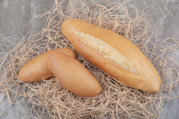 Gratis Foto hele vers wit brood op marmeren oppervlak