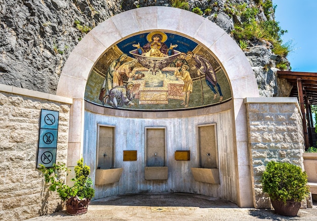 Helende lente bij de ingang van het ostrog-klooster in montenegro