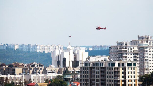 Helikopter vliegt over het presidentschap en hoge woongebouwen in Chisinau, Moldavië