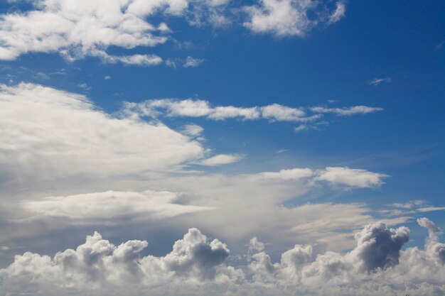 Hemel bedekt met azuurblauwe witte wolken