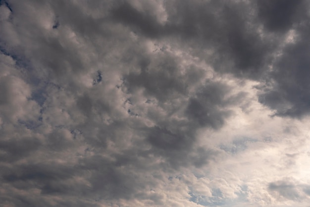 Hemel met regenachtige wolken