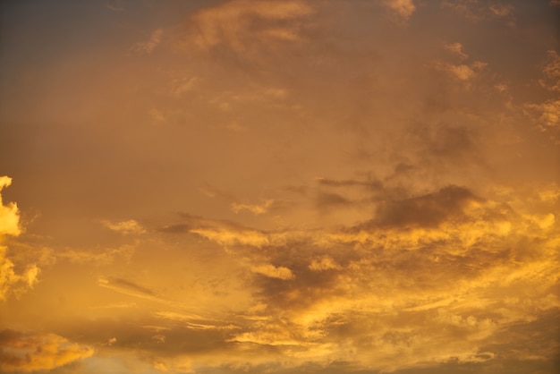 Hemel met wolken bij zonsondergang