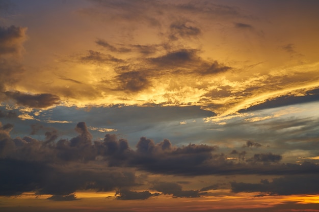 Hemel met wolken bij zonsondergang