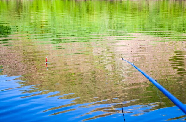 Hengel- en dobbervissen op de rivier vissen of openluchtrecreatie