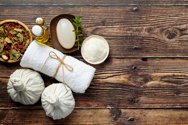 Herbal spa-behandelingsapparatuur op een houten vloer