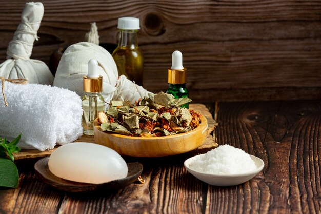Herbal spa-behandelingsapparatuur op een houten vloer