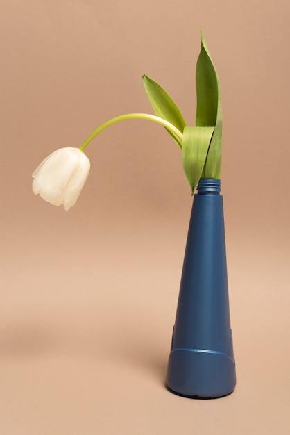 Herbruikbare plastic fles met bloem