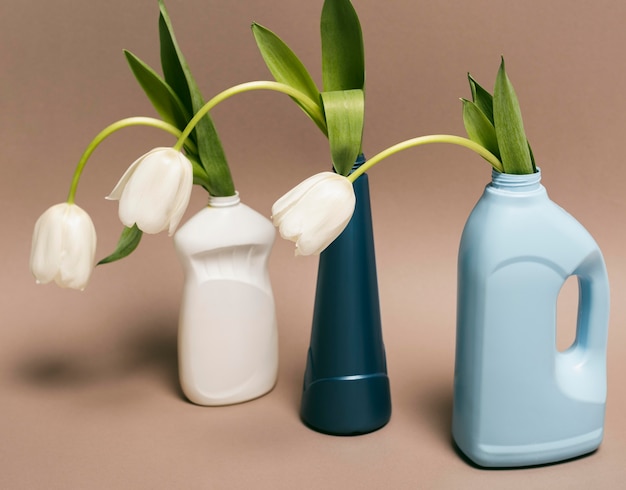 Herbruikbare plastic fles met bloemen