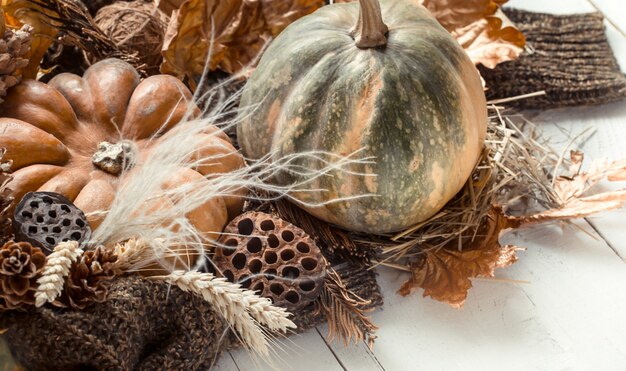 Herfst achtergrond met decoratieve artikelen en pompoen.