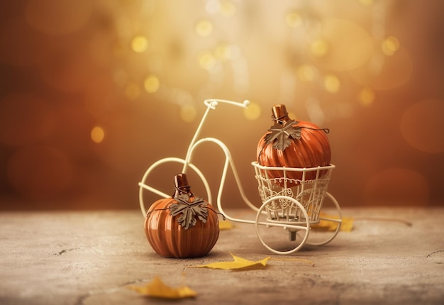 Herfst achtergrond van gevallen bladeren, fiets en pompoenen op houten tafel. herfst feestelijke bokeh achtergrond