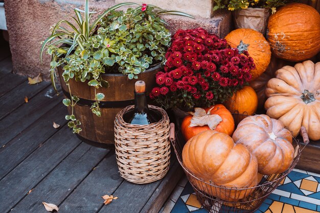 Herfst decoratie met pompoenen en bloemen op een straat