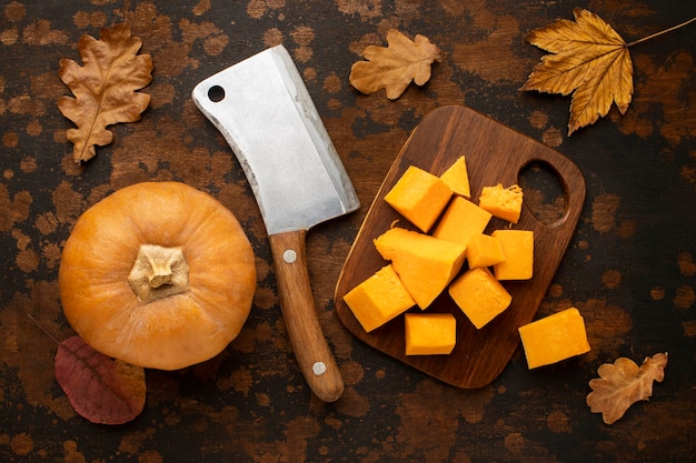 Gratis foto herfst eten met hakmes mes en pompoen