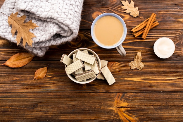 Herfst koffie en wafels lay-out op houten achtergrond