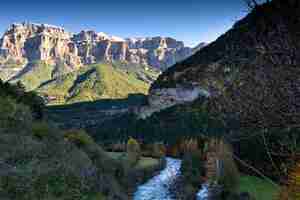 Gratis foto herfst landschap in ordesa national park, pyreneeën, huesca, aragon, spanje